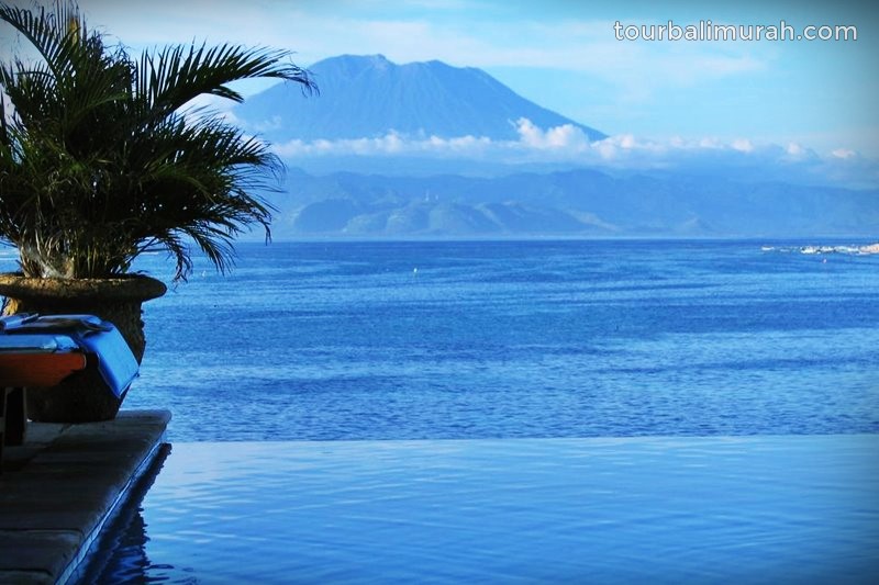 pemandangan gunung agung dari coconut beach resort
